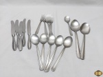Lote de 16 talheres diversos em aço inox. Composto de 5 garfos de mesa, 5 facas de mesa, 5 colheres de sopa, 1 colher de sobremesa e 2 colheres de servir.