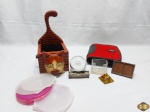 Lote diverso, composto de porta treco de gatinho, porta retrato, capinhas para cd, etc. Medindo o porta treco 26,5cm de altura.