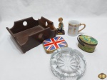 Lote diverso, composto de cinzeiro em vidro, caneca em porcelana, pãozeira em madeira, etc. Medindo a pãozeira 20cm x 20cm x 8cm de altura.