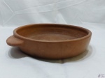 Travessa redonda em cerâmica crua Ribamar. Medindo 26,5cm de diâmetro x 6,5cm de altura.