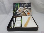 Kit para sushi com 8 peças em porcelana. Composto de 2 travessas, 2 molheiras, 2 descansos de hashi e 2 pares de hashi em madeira.