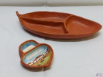 Lote composto de petisqueira oval com 3 divisões em cerâmica crua e petisqueira com 2 divisões em cerâmica esmaltada. Medindo a petisqueira oval 40cm x 19,5cm x 4,5cm de altura.