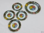 Jogo de prato de doce com 4 pratinhos em vidro com estampa floral. Medindo o prato de doce 22,5cm de diâmetro e os pratinhos 15cm de diâmetro.