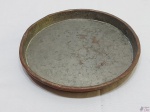 Travessa redonda em cobre. Medindo 25cm de diâmetro x 3cm de altura.