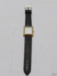 Relógio de pulso feminino da Q&Q com pulseira em couro. Necessita de bateria.