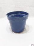 Cachepot em cerâmica azul vitrificada. Medindo 18cm de diâmetro de boca x 15cm de altura. Leve fio de cabelo na borda.