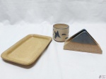 Lote composto de petisqueira, bowl e porta guardanapo em cerâmica. Medindo a petisqueira 18,5cm x 12,5cm.