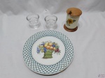 Lote composto de prato decorativo em porcelana, açucareiro em vidro com tampa e base em madeira e 2 castiçais em vidro. Medindo o prato 26cm de diâmetro.