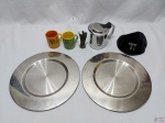 Lote diverso, composto de 2 sousplats em aço, 2 canecas pequenas em porcelana, leiteira em aço inox e imagem de Moisés em metal. Medindo os sousplats 27,5cm de diâmetro.