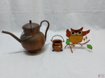 Lote composto de bule, castiçal e miniatura de caldeirão em cobre. Medindo o bule 16cm de altura.