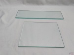 Lote de 2 prateleiras em vidro temperado. Sendo um retangular com 29cm x 24cm e um retangular com 45,5cm x 13,5cm.