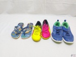 Lote de chuteira da Puma (26), tênis da Puma (28) e chinelo Havaianas do Minecraft (30).