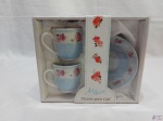 Par de xícaras de café com pires em porcelana com estampa azul floral.
