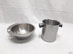 Lote composto de balde de gelo e bowl em aço inox. Medindo o balde 11,5cm de diâmetro de boca x 13cm de altura.