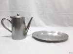 Lote composto de travessa oval rasa pequena e bule em aço inox. Medindo o bule 16,5cm de altura.