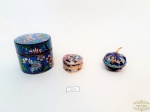 Lote 3 Caixas Porta Joias em Cloisonné Floral. Medidas 6 cm x 4 cm altura, Coração 3 cm x 3 cm e Moringa 3 cm diametro