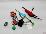 Lote de Beyblades com lançadores.