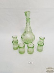 Licoreira Bojuda em Vidro Moldado Verde com 6 Copinhos. medida: Licoreira 15,5 cm altura x 2 cm e  6 Copos 5 cm altura x 3 cm diametro.
