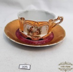 Xicara de Chá com Pires em Porcelana Paraná Cena Galante com Ouro. Medidas: xicara 5 altura x 8,5 comprimento x 8 largura, pires - 14,5 diametro.