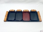 Bandeja com 4 petisqueiras em resina com pega de bambu. Medindo a bandeja 46,5cm x 16cm e as petisqueiras 16,5cm x 9,5cm.
