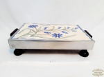 Bandeja Retangular Termica em Faiança Floral possilvelmente  europeia. 120 V 900 W. Não Testada  faltando o fiaçao e tomada Medida 31 cm x 20 cm x 7 cm altura