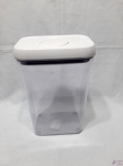 Pote em acrílico com tampa hermética da marca Oxo. Medindo 16cm x 11cm x 24,5cm de altura.