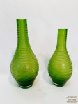 2 Vasos Decorativos em Vidro Verde Bojudo. Medidas 40 e 25 cm altura