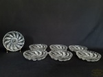 Jogo de 7 Pratos sobremesa em Vidro Lapidado. Apresentam Bicados Medida 14,5 cm diametro.