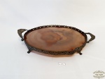 Bandeja Pedra Brasileira Quartz com Pes em Metal . Medida 28,5 cm x 25,5 cm x 3 cm altura