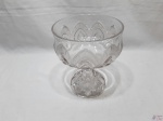 Fruteira, centro de mesa em vidro moldado com detalhes fosco. Medindo 17,5cm de diâmetro x 21cm de altura.