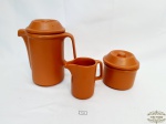 Jogo de café 3 Peças em Cerâmica Vitrificada Marrom. Medida: Bule 15 cm altura x 7,5 cm diametro; Leiteira 9 cm altura x 6 cm diametro e Açucareiro 7 cm altura x 8 cm diametro. Apresenta pequeno bicado no Bico do Bule