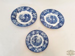 Woods Ware - 3 Pratos sendo 1 Prato Sobremesa,1 raso e 1 fundo em Porcelana Azul e Branca Woods Ware England. Medidas Fundo 23 cm , Raso 23 cm e Sobremesa 17 cm. Apresentam Bicados e Avarias Atras.
