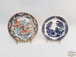 Lote 2 Pratos decorativos em Porcelana sendo 1 Oriental e 1 Cenas  de carruagem  Azul e branca. Medida 20 cm e 18 cm diametro.