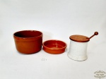 Lote 3 Peças em Cerâmica Vitrificada. sendo 1 meleira e 2 bolws. Medoda meleira 10 cm x 15 cm Medidas: