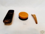 Lote 3 Peças Sapateiro sendo 2 escovas e 1 calçadeira . Medidas Escovas  16 x 5 cm e 8 cm diametro e Calçadeira 12 cm comprimento
