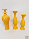 3 Vasos Decorativos em Cerâmica Vitrificada Amarela. Medidas 34 , 30,5 e 25,5 cm altura