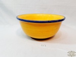 Saladeira em Ceramica Luiz Salvador Amarela Borda Azul . Apresenta Bicados  Borda . Medida : 13 cm altura x 30 cm diametro