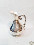 Jarra de Agua Cabo Trabalhado  espessuarda a  prata , marcado na base Prataria Sterling . Medida 20 cm altura x 8 cm x 9 cm.
