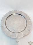 Travessa Redonda Bordas Recortadas e Desenho em Aço Inox. Medida 34 cm diametro