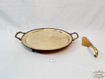Prato de Bolo Decorado Flores com Espatula em Metal Dourado. Medida Prato 30 cm diametro e 35,5 cm alça a alça x 3 cm altura  e Espatula 21 cm comprimento