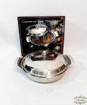 Legumeira com tampa Decorada em Aço Inox . Medida 5 cm altura x 25 cm diametro