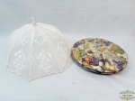 Lote 02 Peças Tabua Giratória para Frios com Vidro e Cobre Bolo em Crochê Cru. Medida  Tabua 29 cm diametro e Cobre Bolo 28 cm comprimento