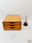 Lote Escritório 2 Peças sendo 1 Fichario de Mesa Madeira com 3 gavetas e 1 Porta Canetas. Medida Fichario 27 cm x 35,5 cm x 15 cm e porta canetas 8 cm diametro