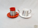 2 Xicaras de Café em Porcelana com Suporte em Aço Inox. Medida Branca 5,5 cm altura x 5 cm diametro , pires 11,5 cm diametro  e Coral  xicara 6,5 cm altura x 5 cm diametro e Pires 11,5 cm diametro.