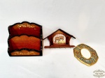 Lote 03 Peças sendo 1 Porta Cartas, 1 porta chaves e 1 Espelho em Madeira. Medida Porta Cartas 22 cm x 13 cm x 17 cm e Porta Chaves 24 cm x 14 cm e espelho  16 cm x 21 cm.