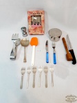 Lote de Cozinha 19 Peças Diversas. Sendo 1 pote, 4 espatulas , 6 garfos, 1 pegador ,1 colher de silicone e 1 Arroz, dosador, garfo e faca, soquete , faca .MedidaEspatulas 17 cm e garfos 13 cm