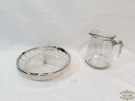 Lote 02 Peças sendo 1 Petisqueira e 1 Jarra Agua / Suco em Vidro. Medida Petisqueira 23 cm diametro e Jarra 15 cm altura x 9,5 cm diametro. Petisqueira Apresenta Avarias Borda do Metal