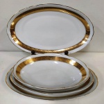 Conjunto de 4 travessas  em porcelana REAL com frisos em ouro . Medem: 29,33,37 e 40 cm ). Possui um bicado .