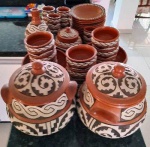 Grande e belíssimo conjunto em cerâmica Marajoara - Anos 60 - Sem uso - 40 peças.