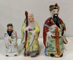 3 peças de porcelanas pequenas alusivos aos reis chines da Fortuna  e um monge. Mede: 10 e 15 cm